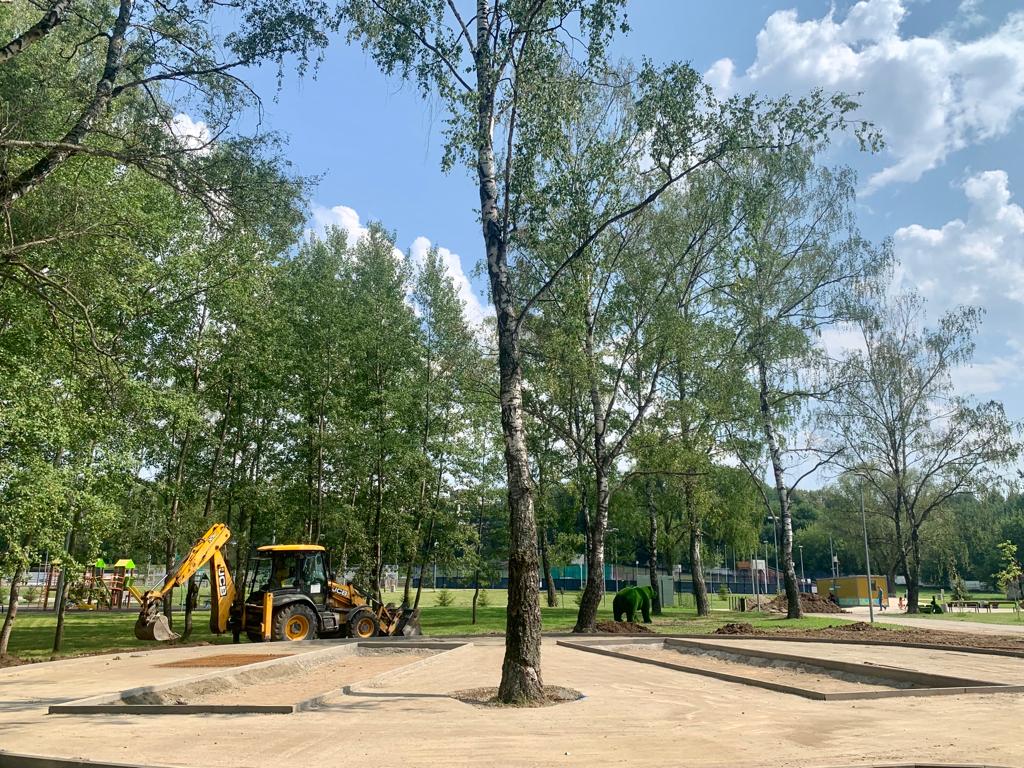 Работы по устройству площадки для игры в петанк начались в Десеновском