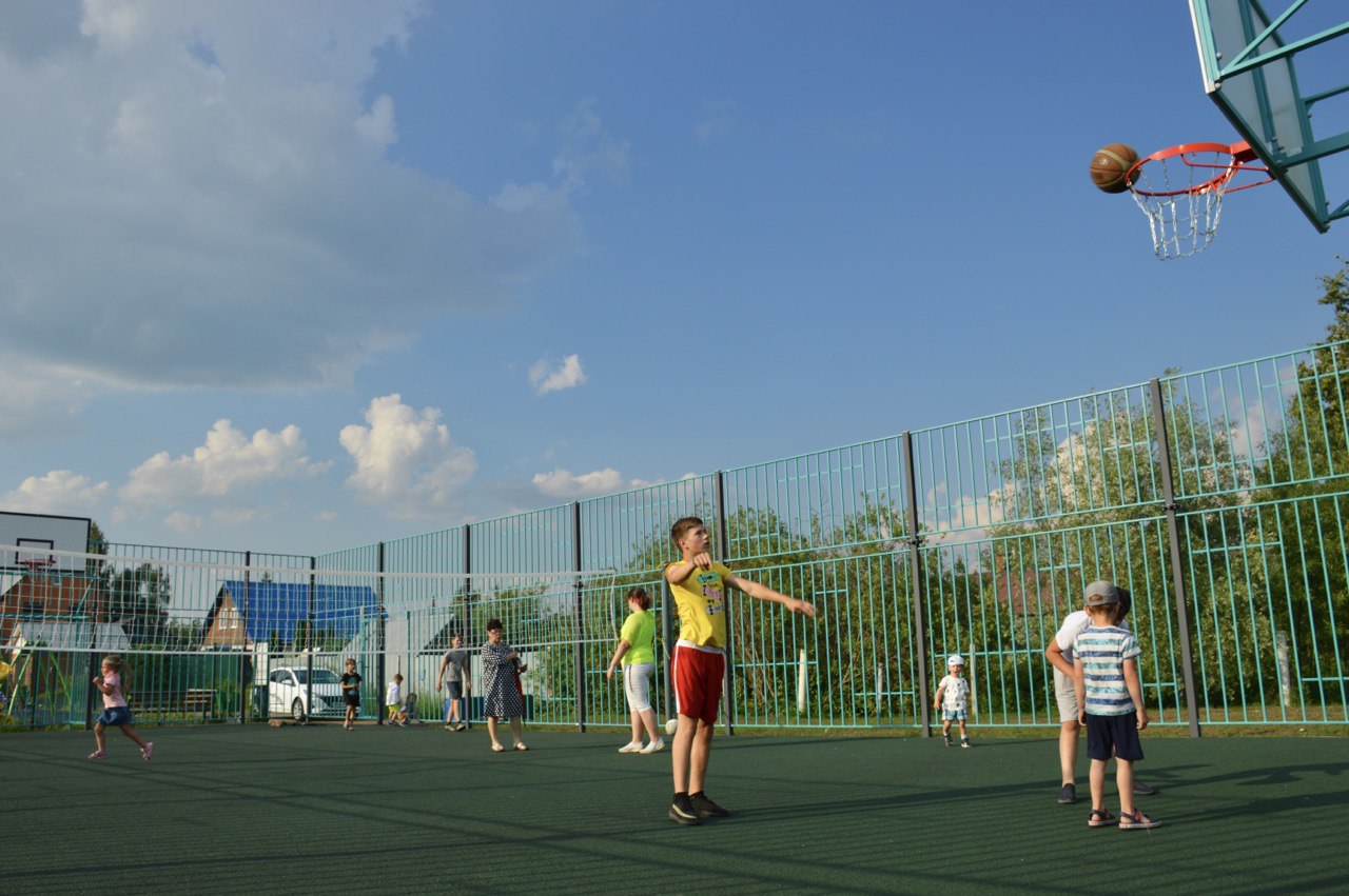 Благоустройство детской и спортивной площадок завершили в Марушкинском