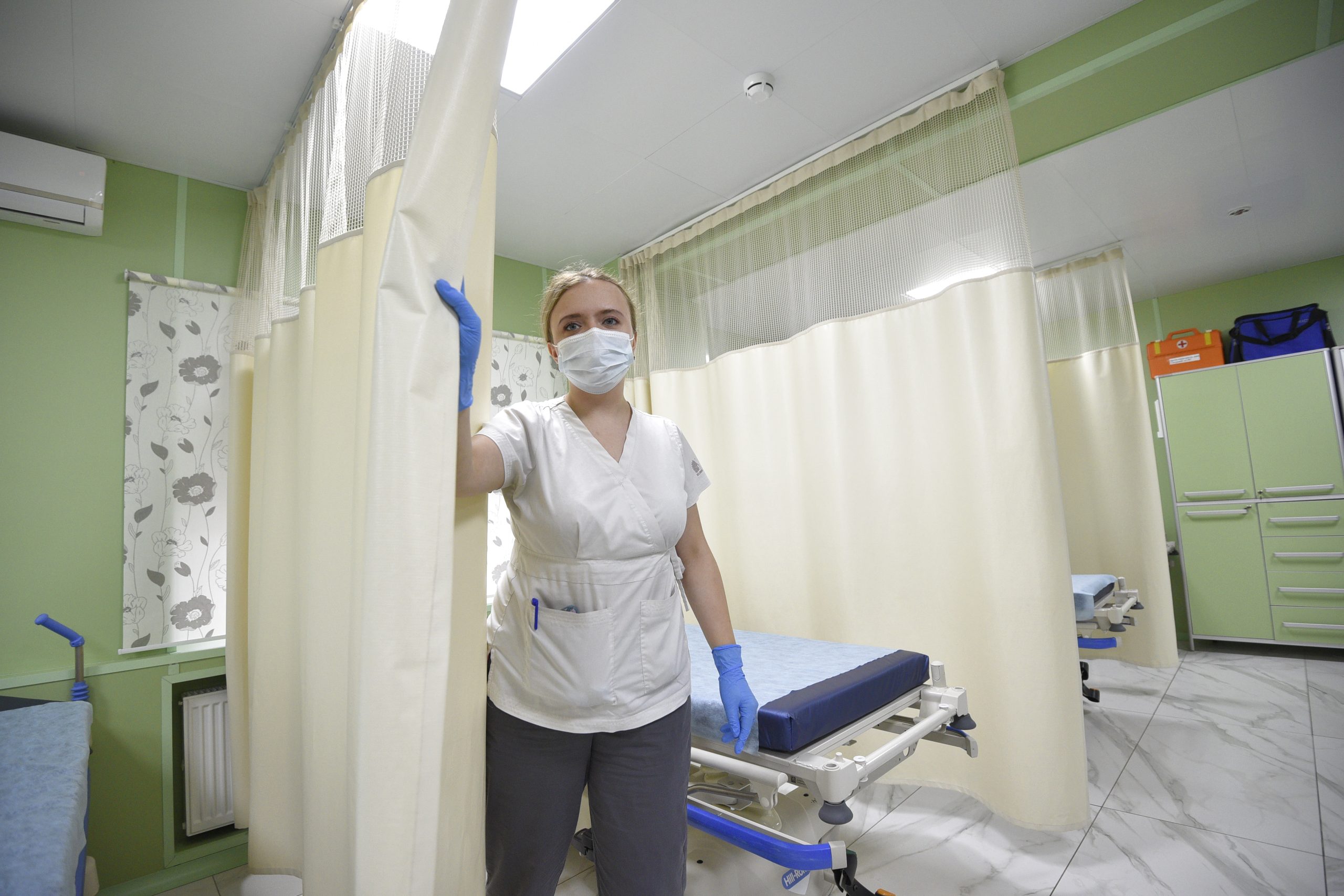 Количество госпитализаций пациентов с коронавирусом за сутки в России составило 1278 человек