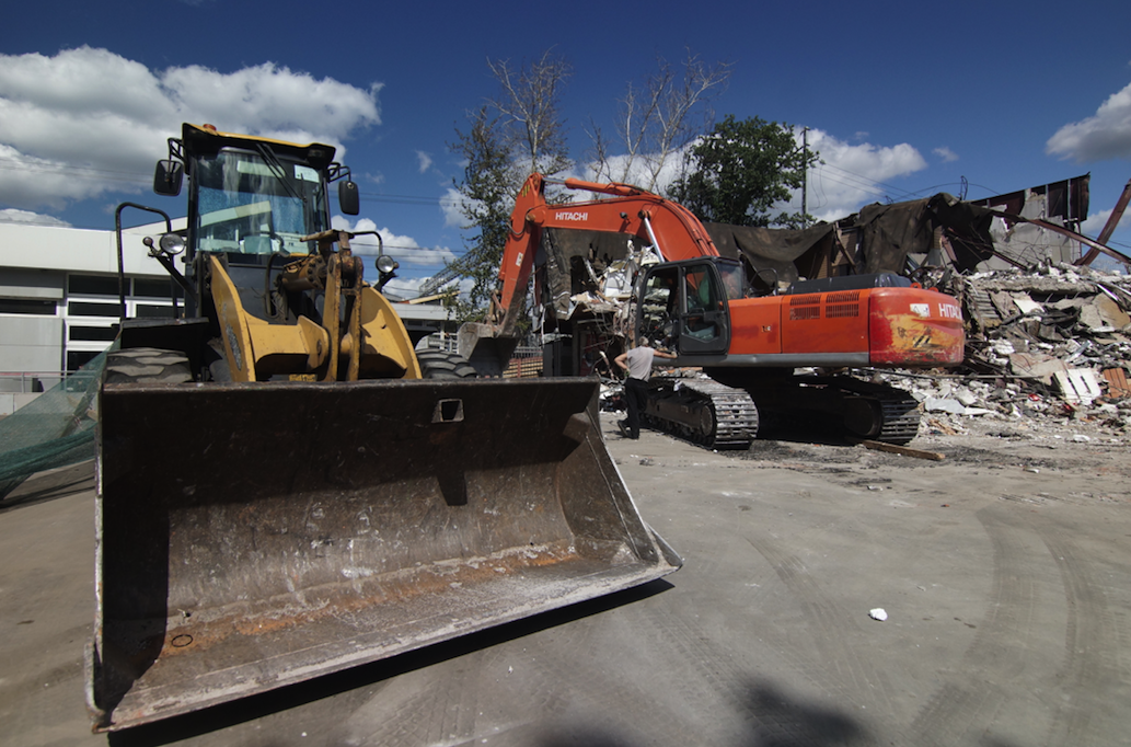 Выявлены нарушения: в ТиНАО снесли ветхую постройку на месте строительства дорожного участка