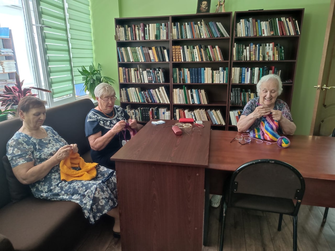 Встречу любителей вязания провели в библиотеке Дома культуры «Юбилейный» поселения Роговское
