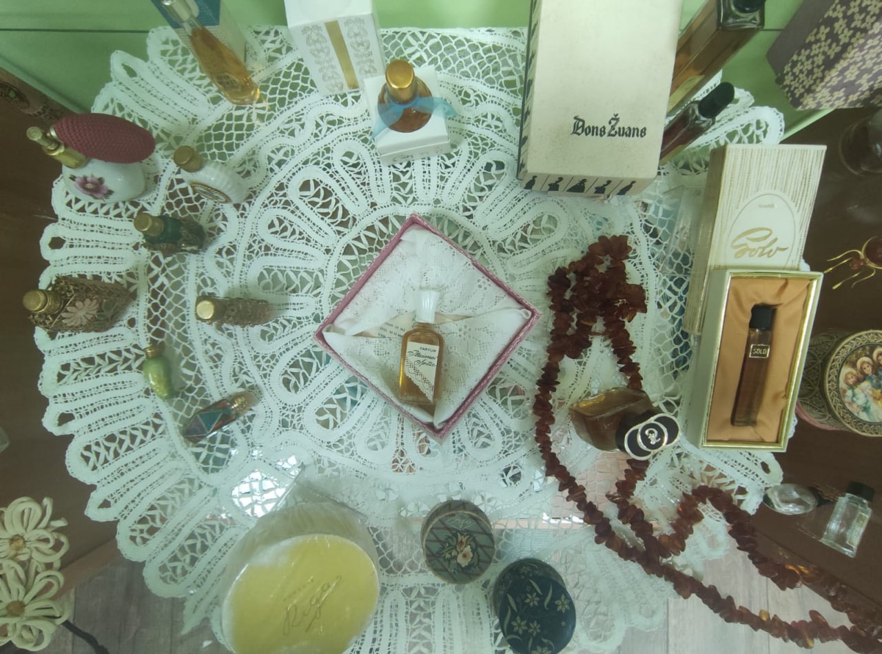 Выставку парфюмерии Советского Союза оформили в библиотеке Дома культуры «Юбилейный» поселения Роговское