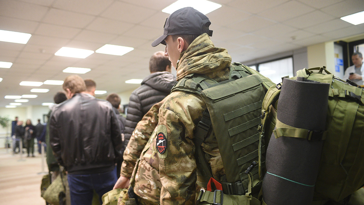 Мобилизованные граждане и добровольцы продолжают приходить во временные пункты мобилизации в Москве