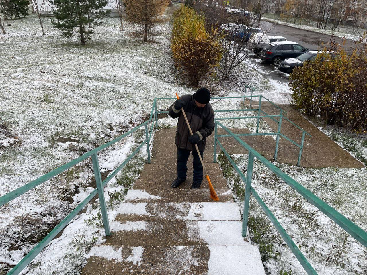 Коммунальные службы продолжили уборку снега в Михайлово-Ярцевском