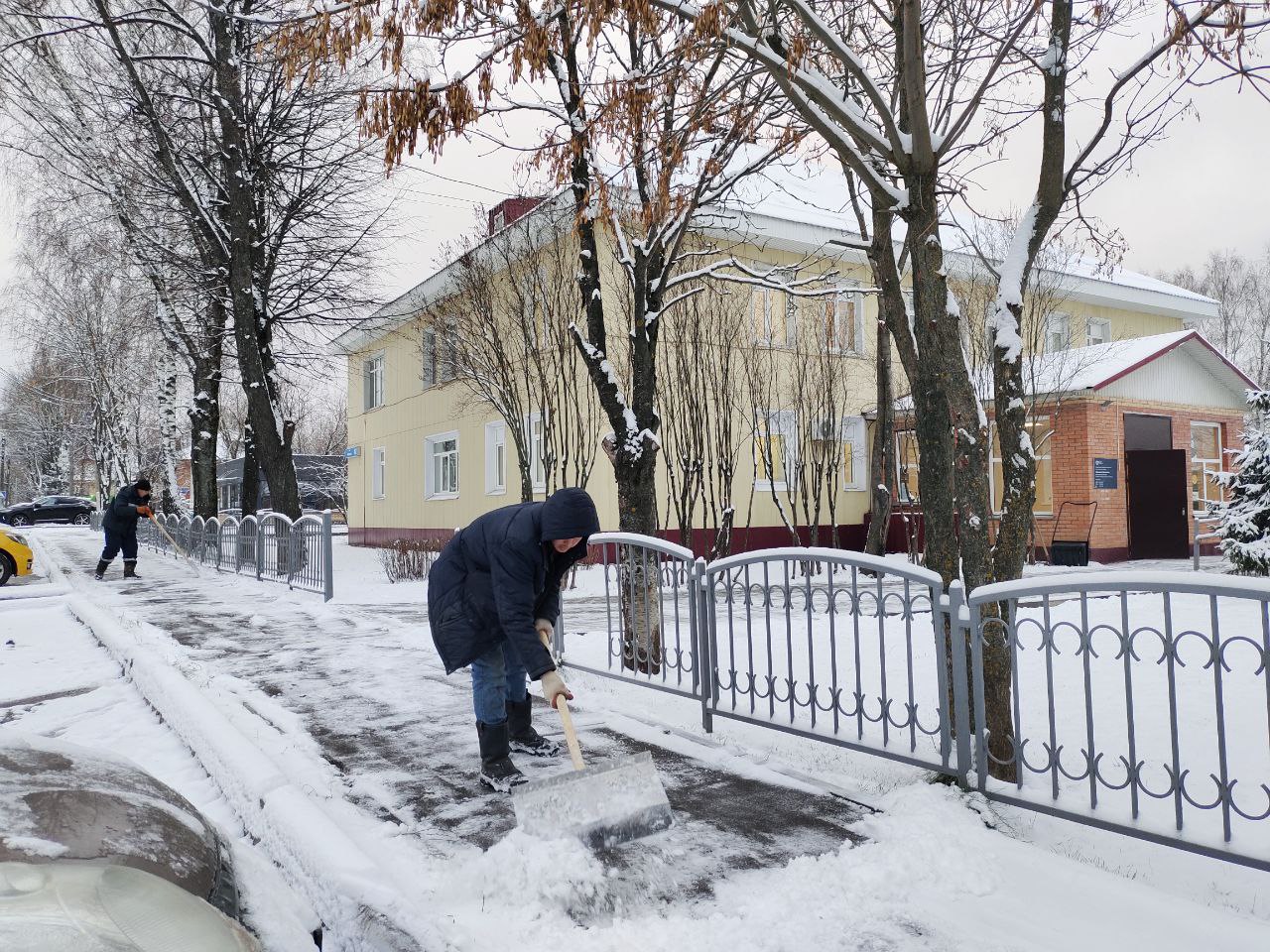 Специалисты приступили к ликвидации последствий первого в этом сезоне снегопада в Краснопахорском