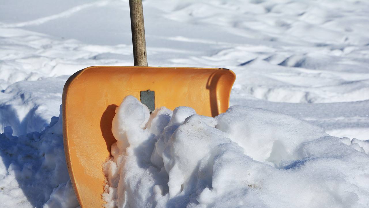 Уборка дворовых территорий от снега продолжилась в Воскресенском