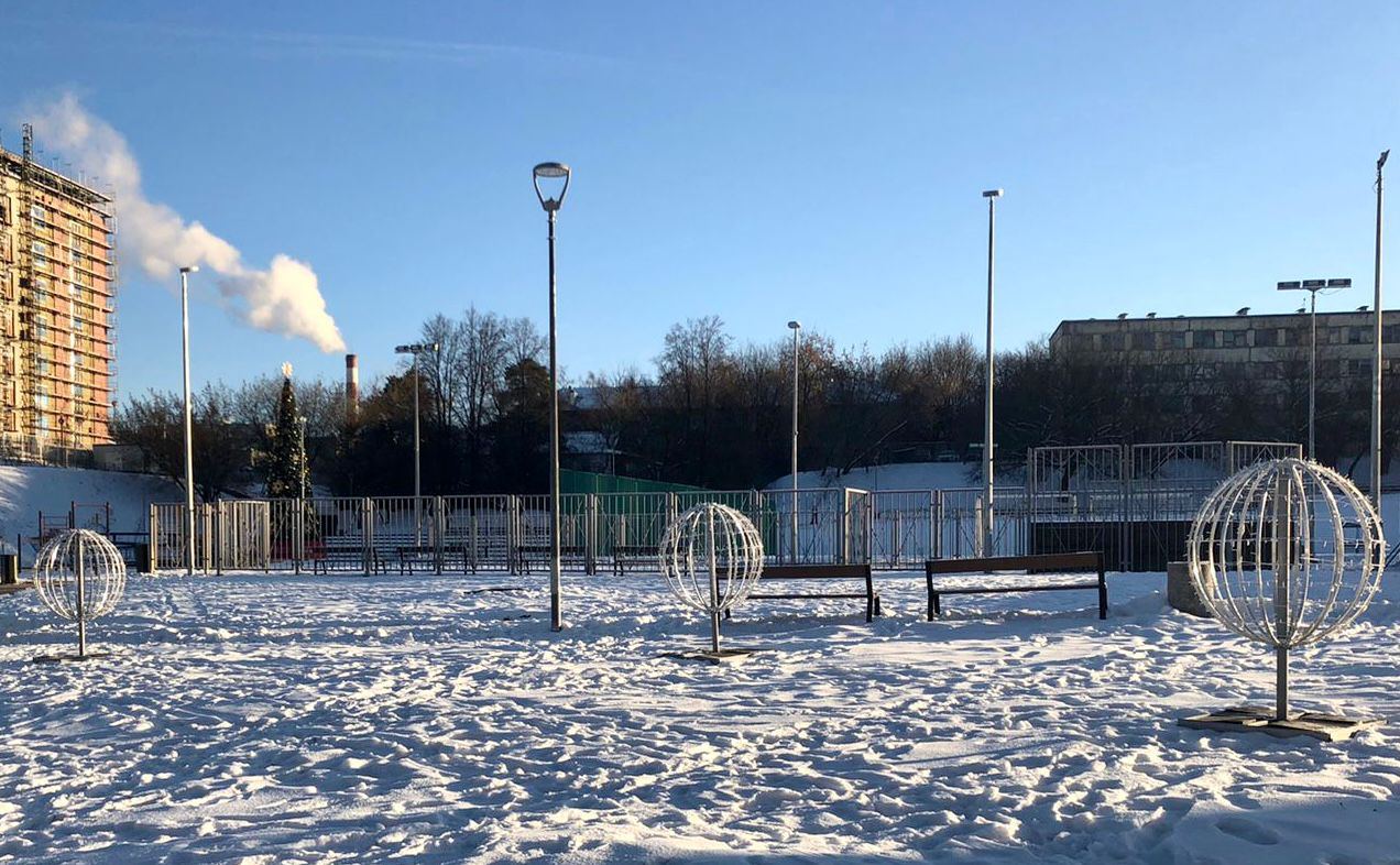 Спортивный парк поселения Десеновское начали украшать к Новому году