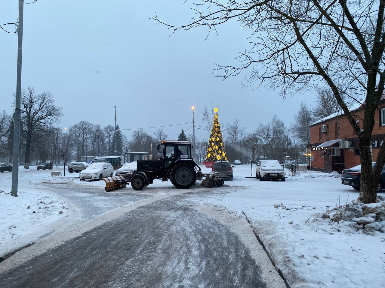 Сотрудники ЖКХ продолжат ликвидировать последствия снегопада в Кленовском