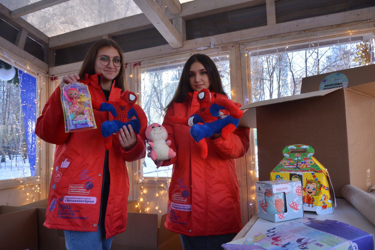 Первые 30 тыс новогодних подарков от мэра Москвы отправились детям Донецка и Луганска