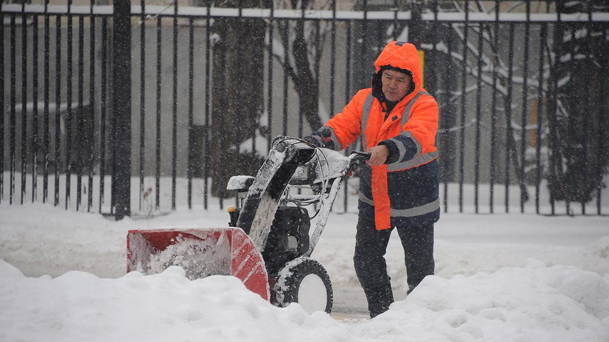 Коммунальные службы поселения Кокошкино продолжили уборку снега