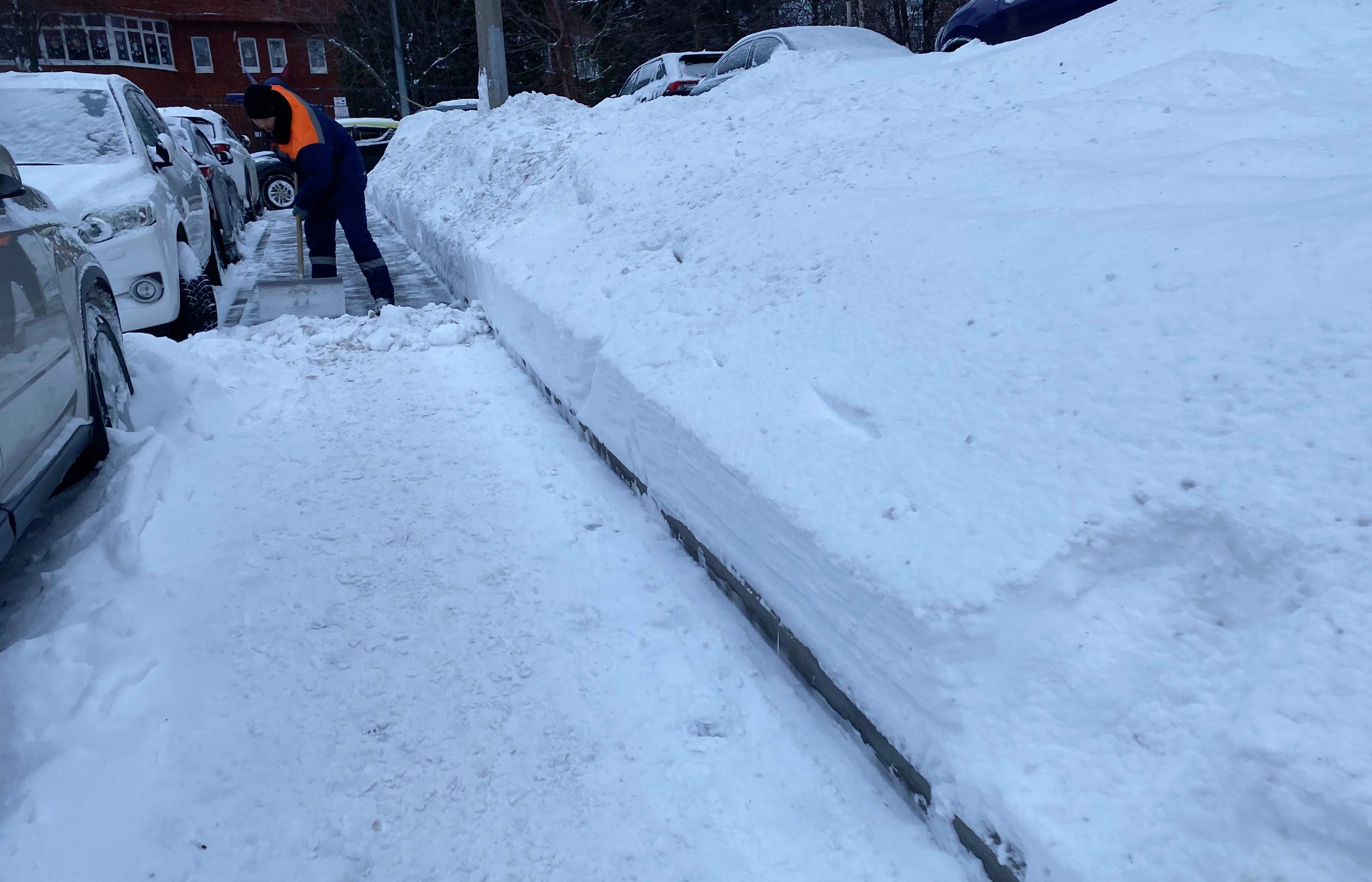 Уборку последствий ледяного дождя продолжили в поселении Мосрентген