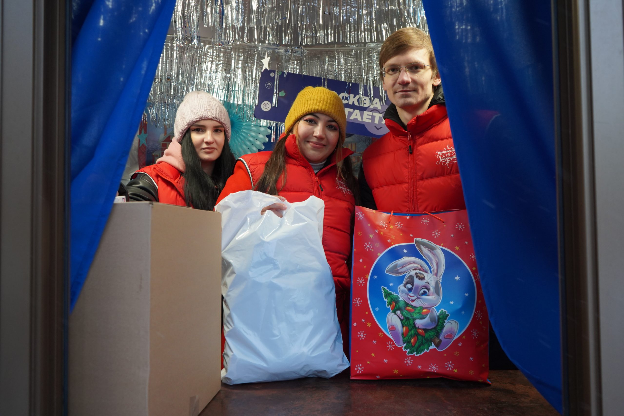 Отправка новогодних подарков в рамках акции «Москва помогает» стартовала в столице