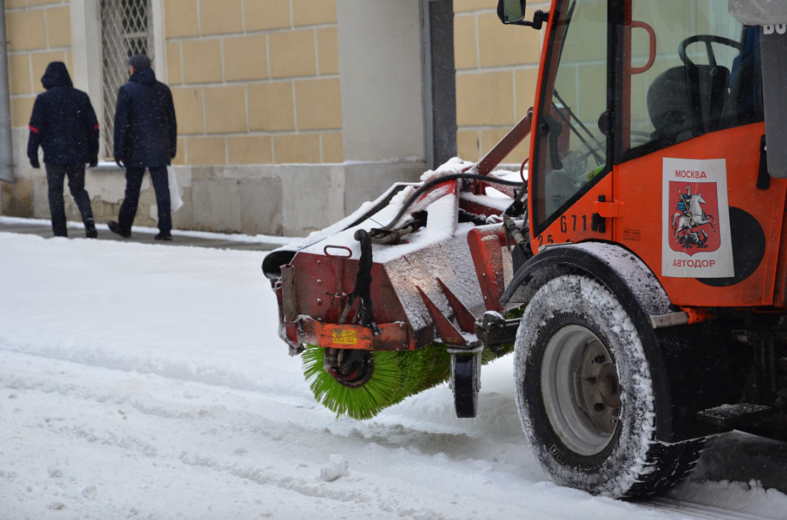 Уборку снега на пешеходных зонах провели в Краснопахорском