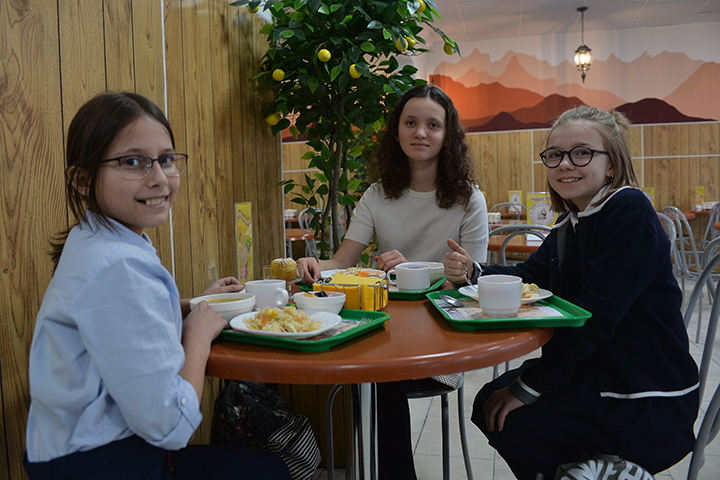 Самыми популярными блюдами в столовых школ Москвы в 2022 году стали сырники и наггетсы