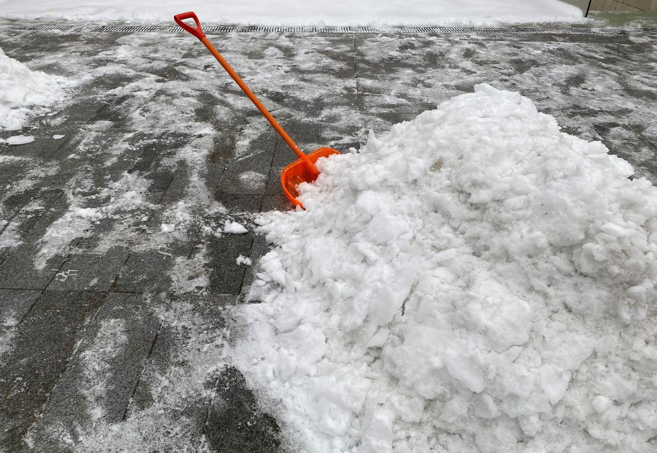 Дороги и дворы очистили от снега в поселении Воскресенское