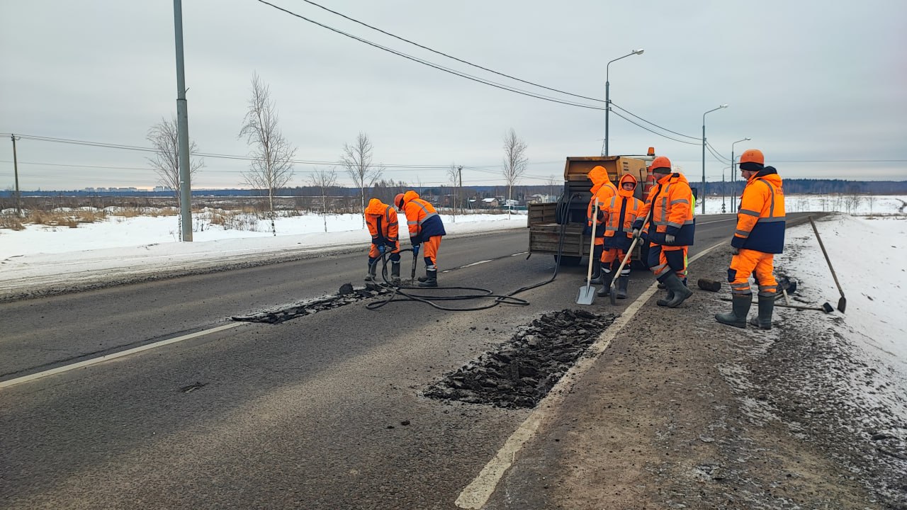 Локальный ремонт дорожного полотна продолжили в поселении Рязановское