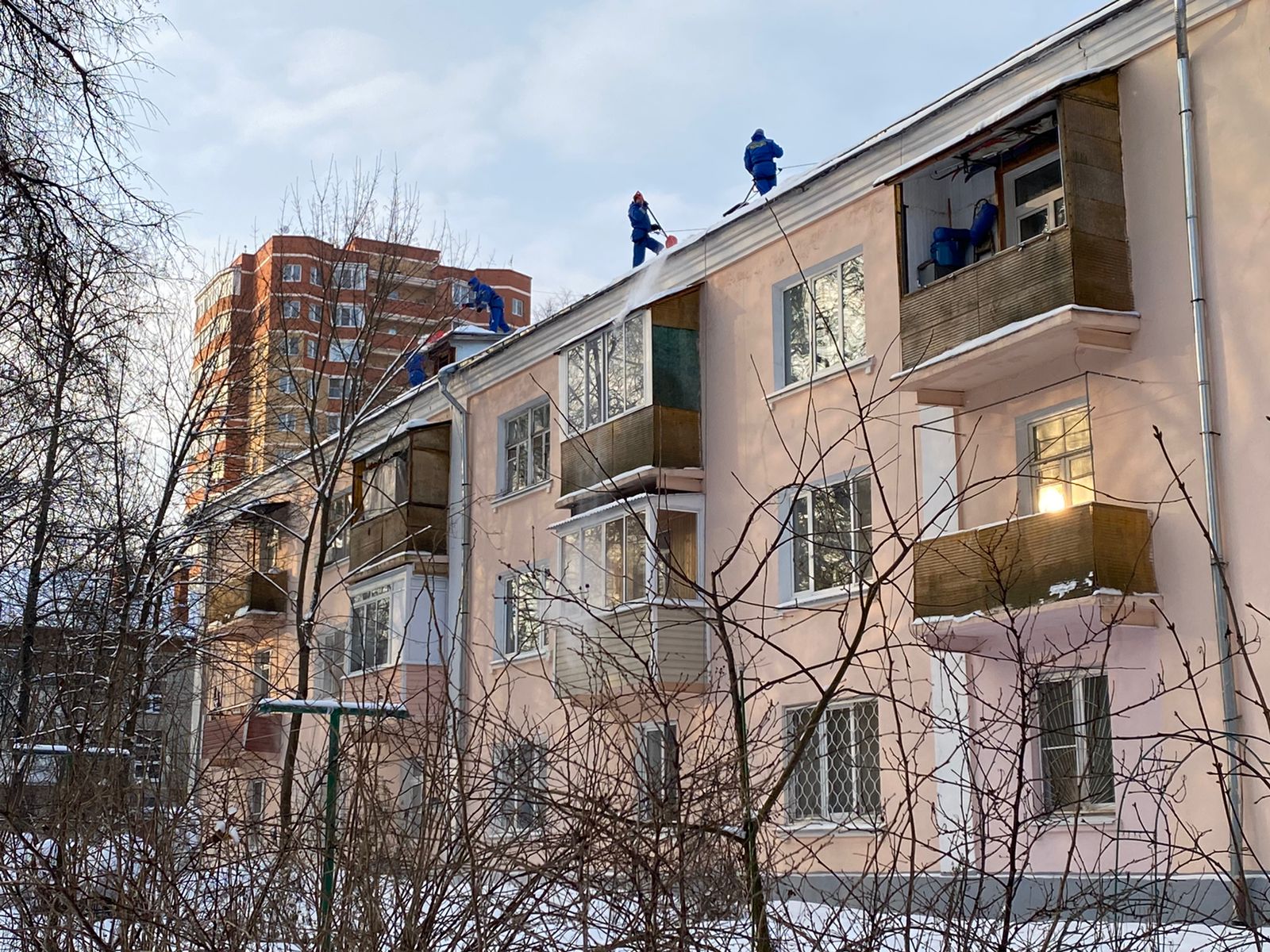 Безопасность превыше всего: специалисты провели уборку снега с крыш жилых домов в Воскресенском