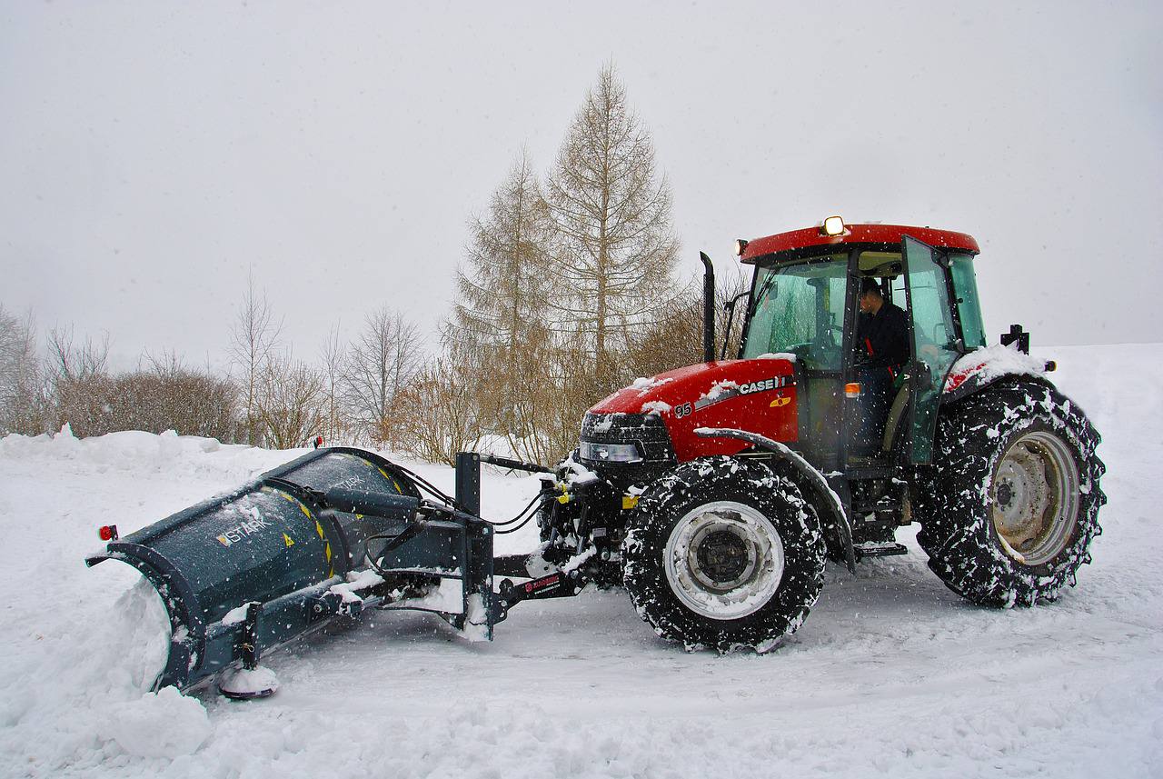 Уборка территории от снега прошла в поселении Мосрентген