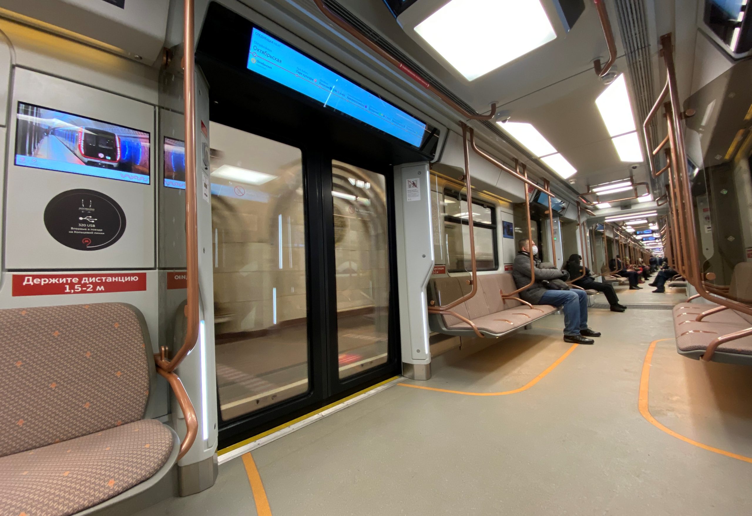 Двойные системы безопасности установили в новых вагонах метро
