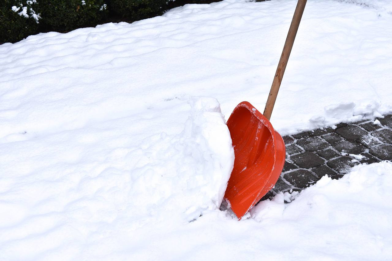 Чистота дворов и проезжих частей: уборку снега провели в Воскресенском