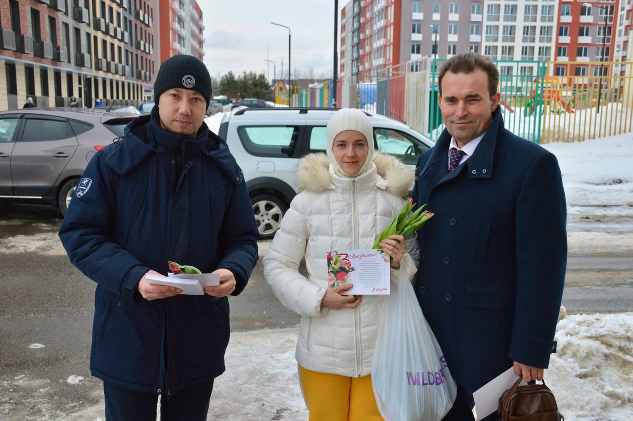 Депутаты Совета депутатов поселения Марушкинское организовали акцию «Цветы для дам»