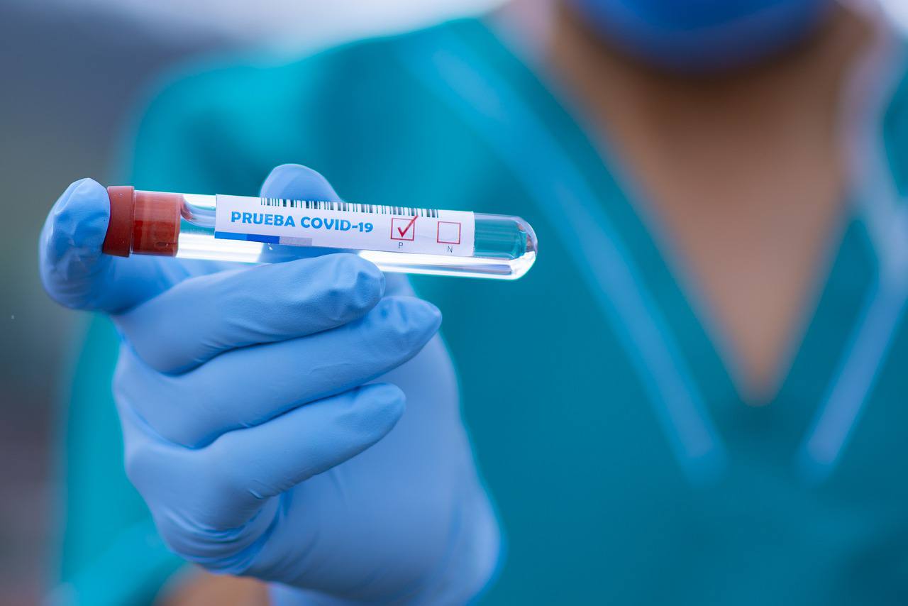 Еще у 12 512 россиян выявили коронавирус за сутки