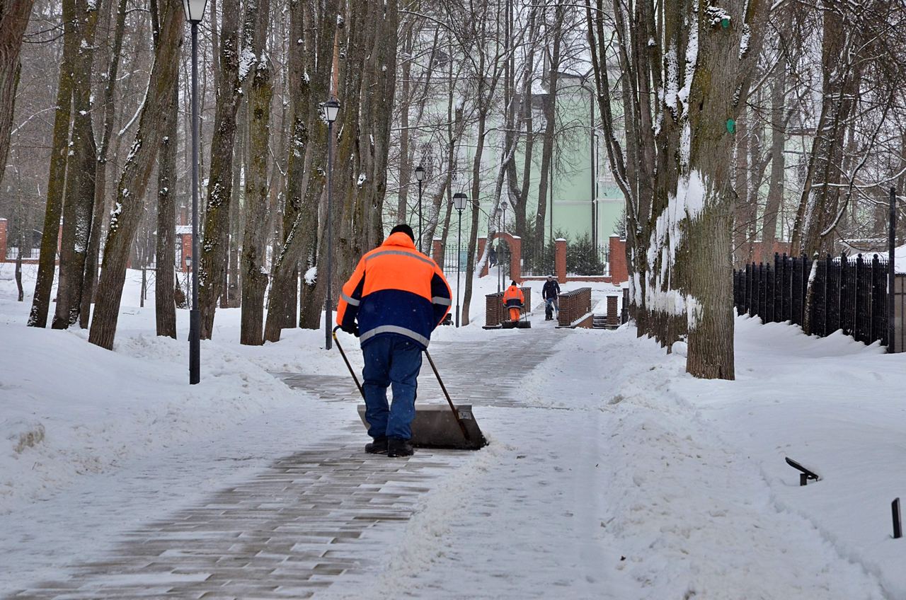 Уборка территорий от снега и наледи продолжилась в поселении Киевский