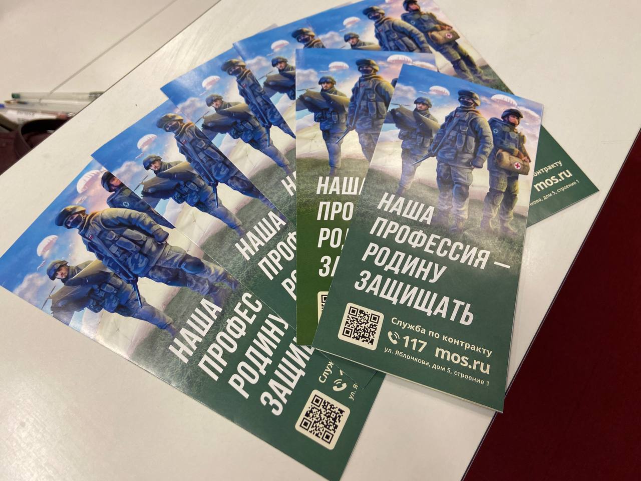 Москвичи живо интересуются информацией о военной службе по контракту – волонтеры