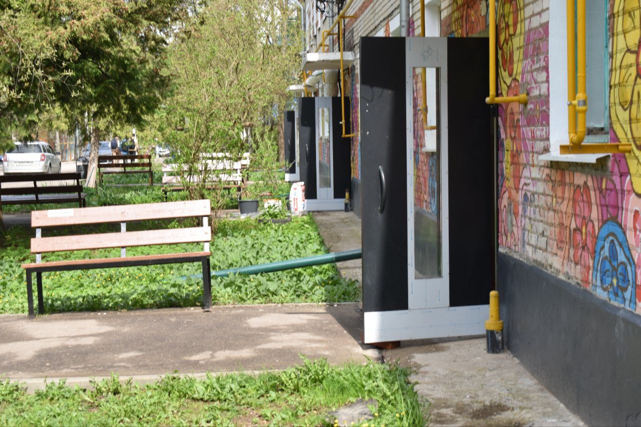 Новые двери установили в подъездах жилых домов в Роговском