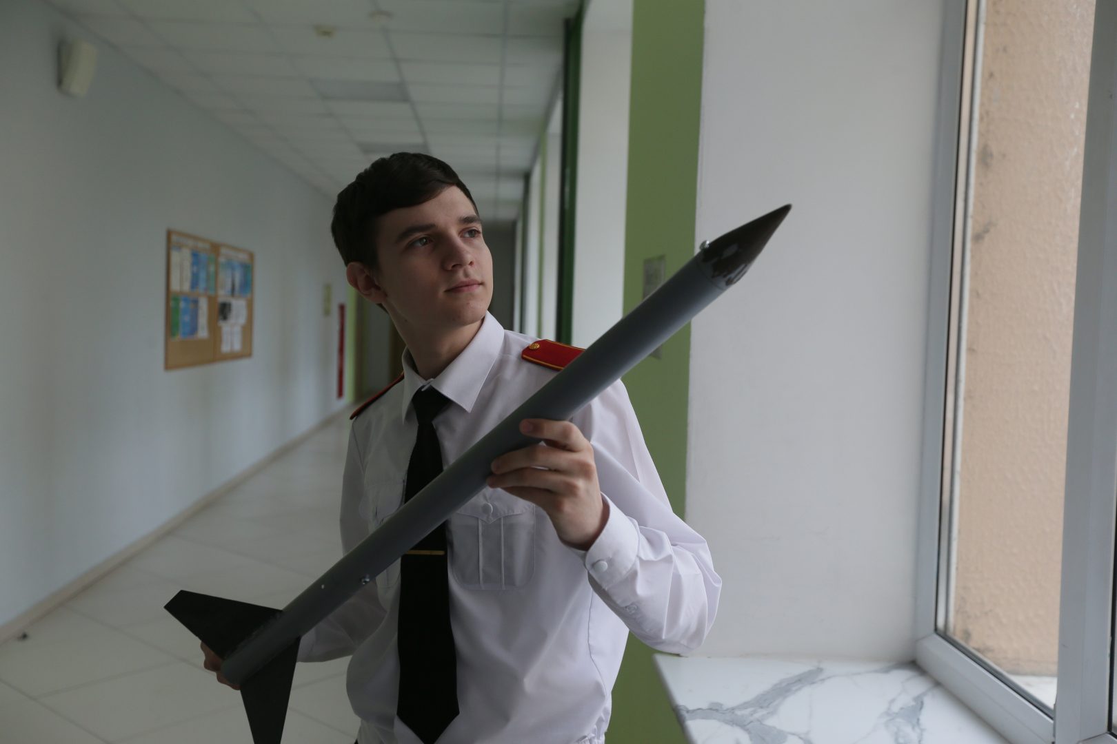 На фото Владимир с ракетой. Фото: Владимир Столяков, «Вечерняя Москва»