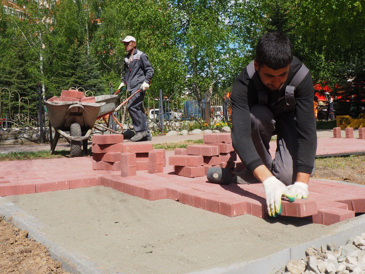 Работы по реконструкции детских площадок продолжили проводить в Рязановском
