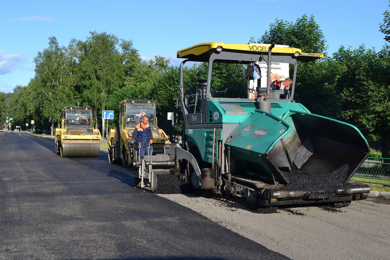 Специалисты подрядной организации продолжили работы на дорогах в поселении Первомайское