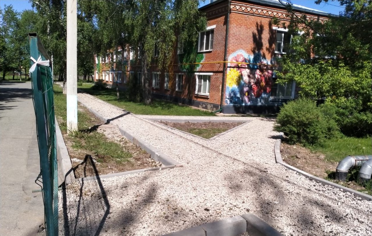 Работы по ремонту дворовых территорий продолжили в Роговском