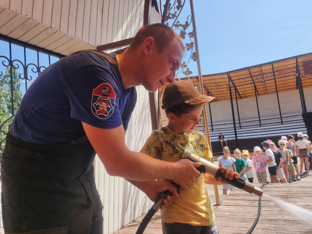 Пожарные приняли участие в летнем интенсиве для детей «Веселое лето»