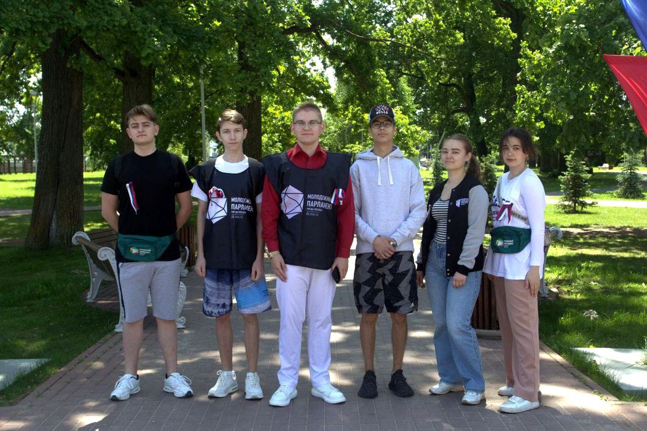 Активисты Молодежной палаты в поселении Кленовское организовали патриотическую акцию
