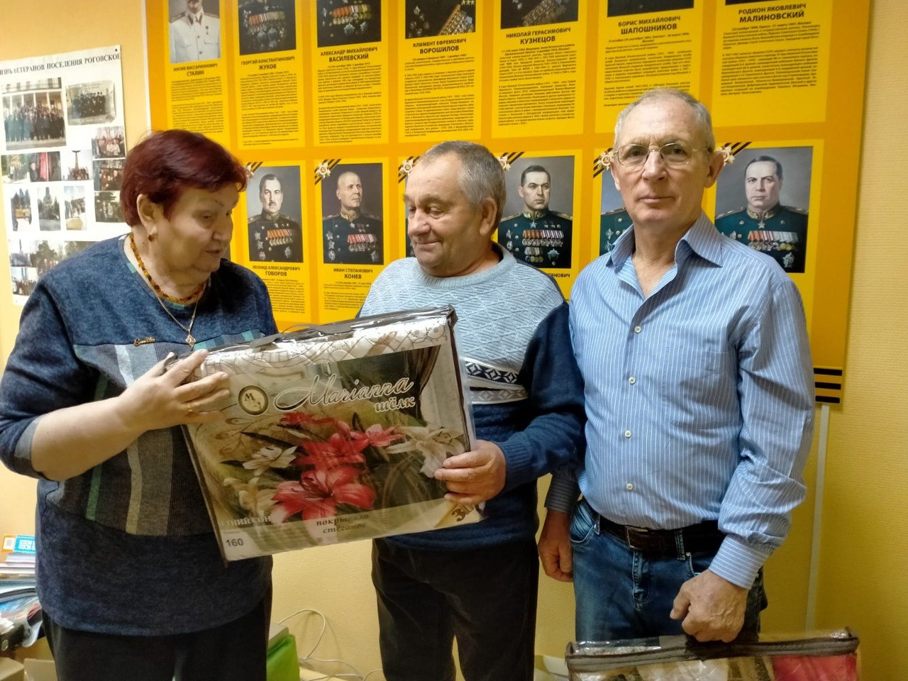Представители Совета ветеранов вручили подарки ветеранам Роговского