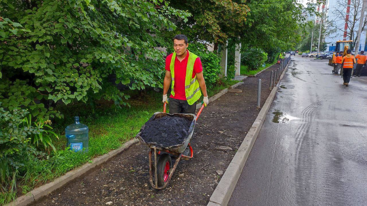 Ровное покрытие: Ремонт дорожного покрытия продолжили в поселении Мосрентген