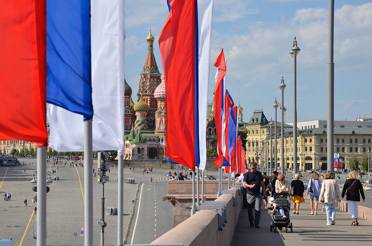 Жители Москвы смогут принять участие в мероприятиях ко Дню Государственного флага в роли волонтеров