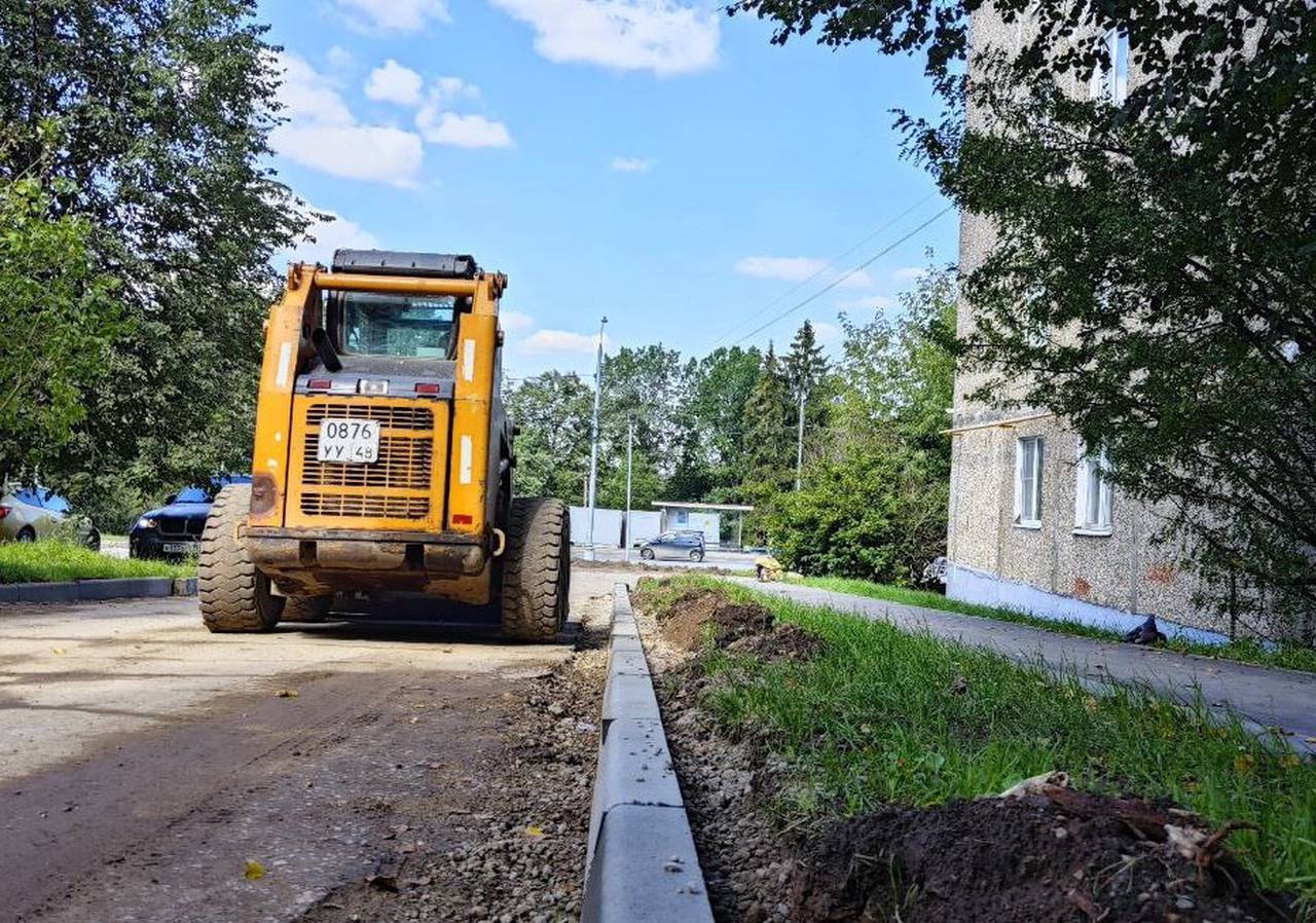 Установку бортового камня и укладку асфальтового покрытия продолжили в Михайлово-Ярцевском
