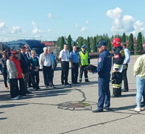 Пожарные провели учебную эвакуацию на предприятии и мастер-класс по использованию огнетушителя