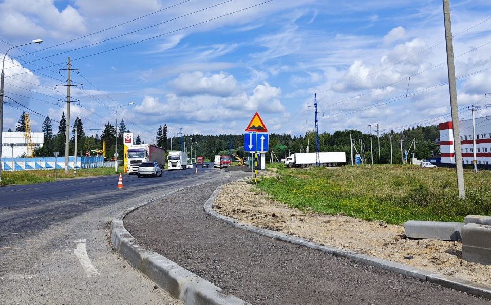 Укладку асфальтового покрытия и пешеходной дорожки продолжили в Михайлово-Ярцевском