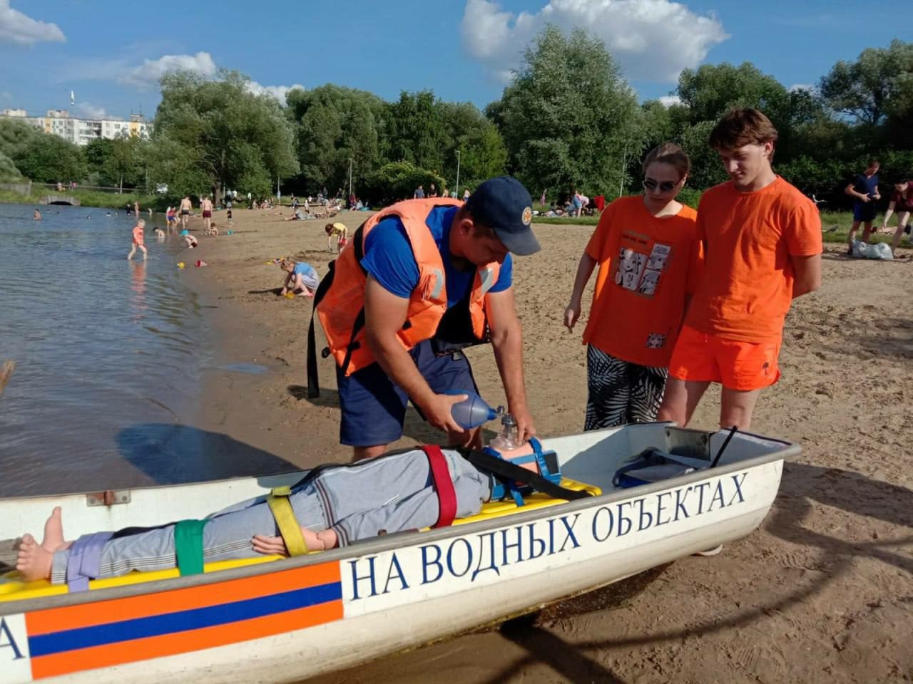 Мастер-классы для отдыхающих проводят столичные спасатели на водоемах Москвы