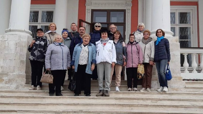 Участники проекта «Московское долголетие» из Московского посетили усадьбу «Кусково»