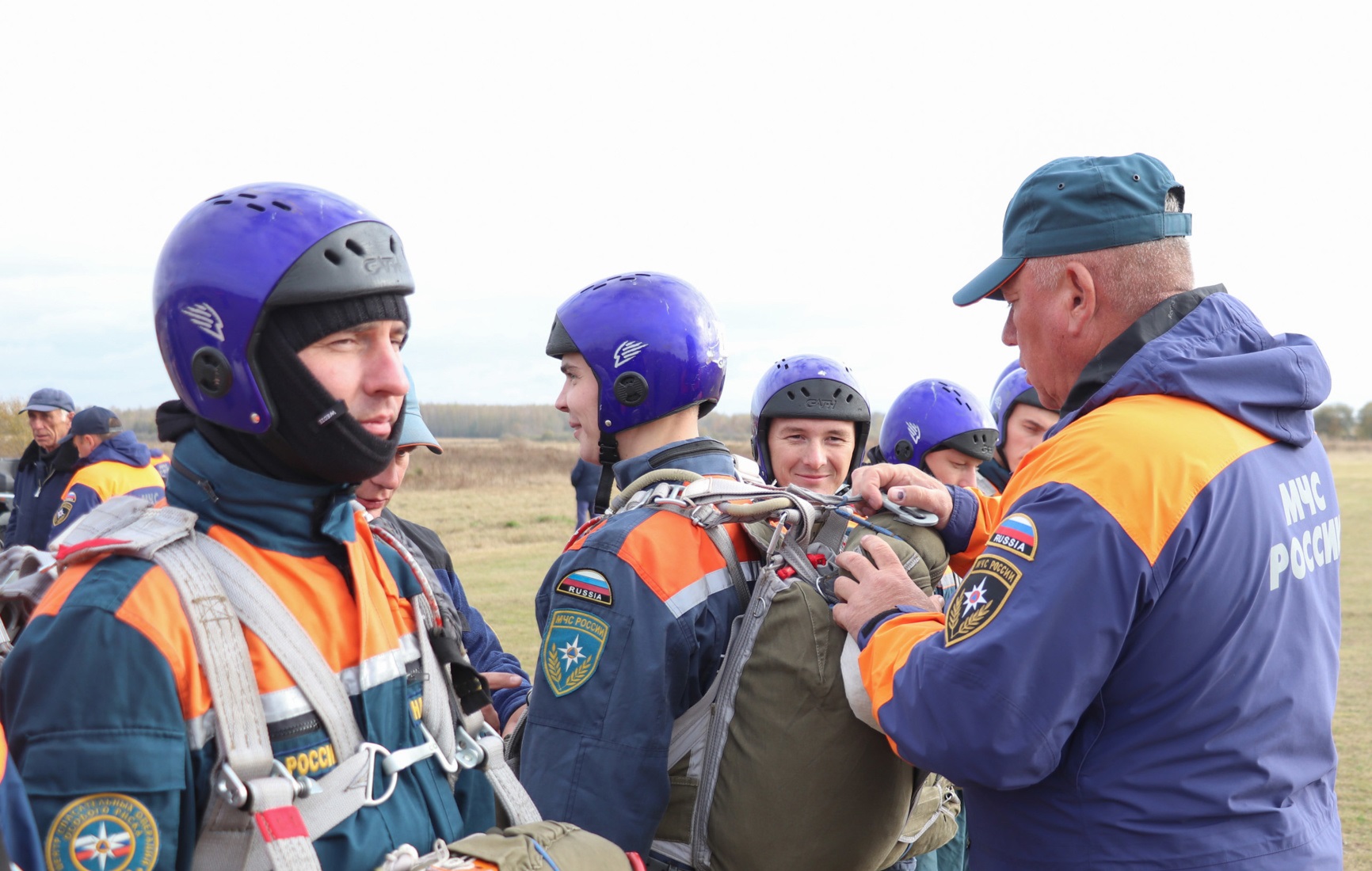 Спасатели Центра «Лидер» завершили учебные тренировки прыжков с парашютом