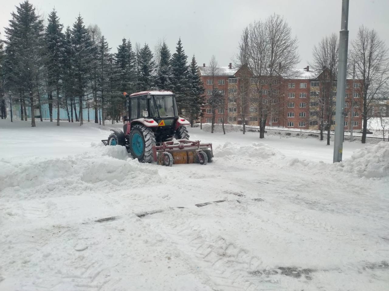 Очищаем дворы и парковки, или Уборку снега провели на территории поселения Роговское