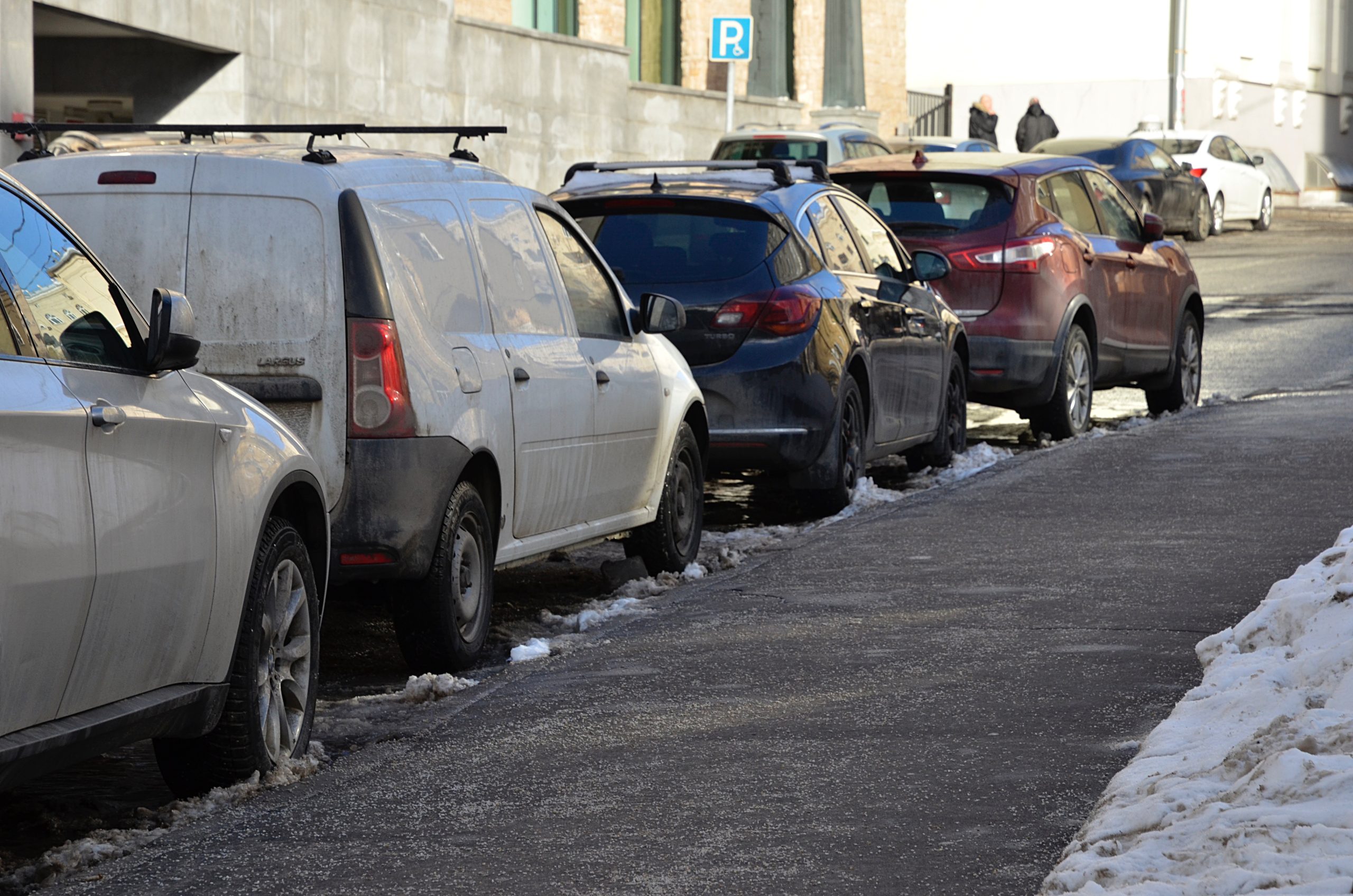 Приоритет местным жителям: парковочные места для владельцев разрешений организовали в столице