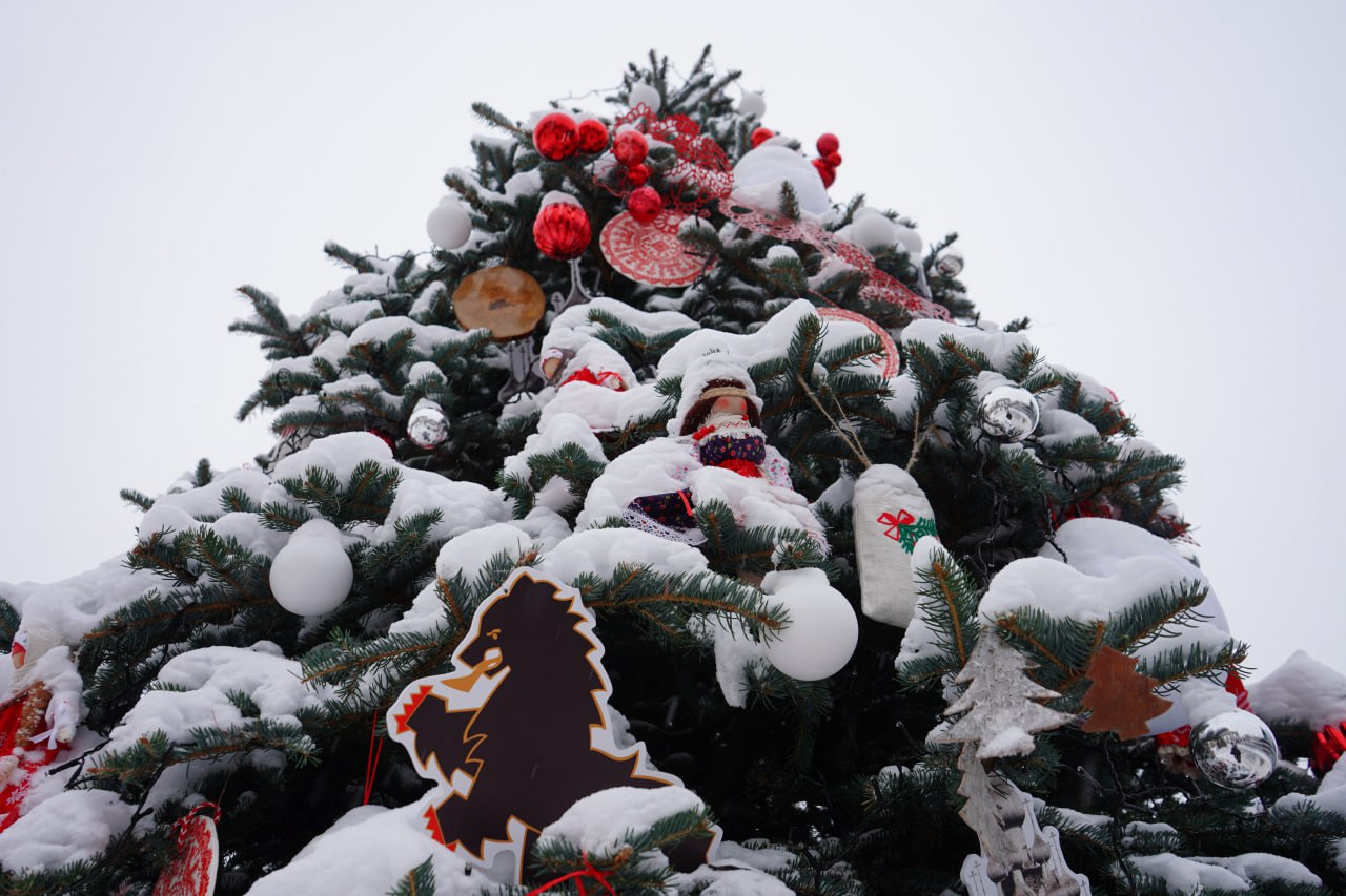 Установку новогодней елки начали в Щаповском 
