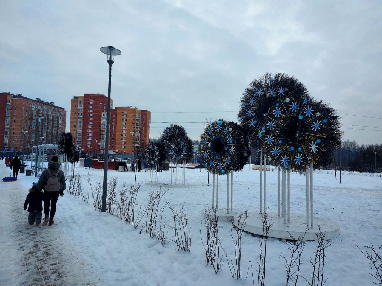 Городской округ Щербинка продолжили украшать к Новому году. Фото предоставили сотрудники администрации
