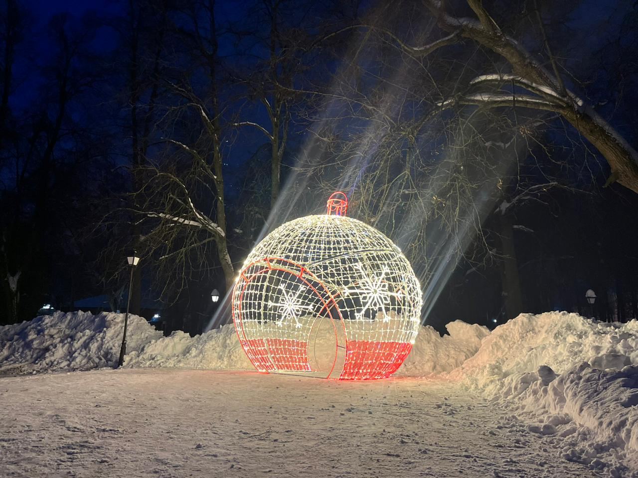 Световой шар установили в парке Щаповского