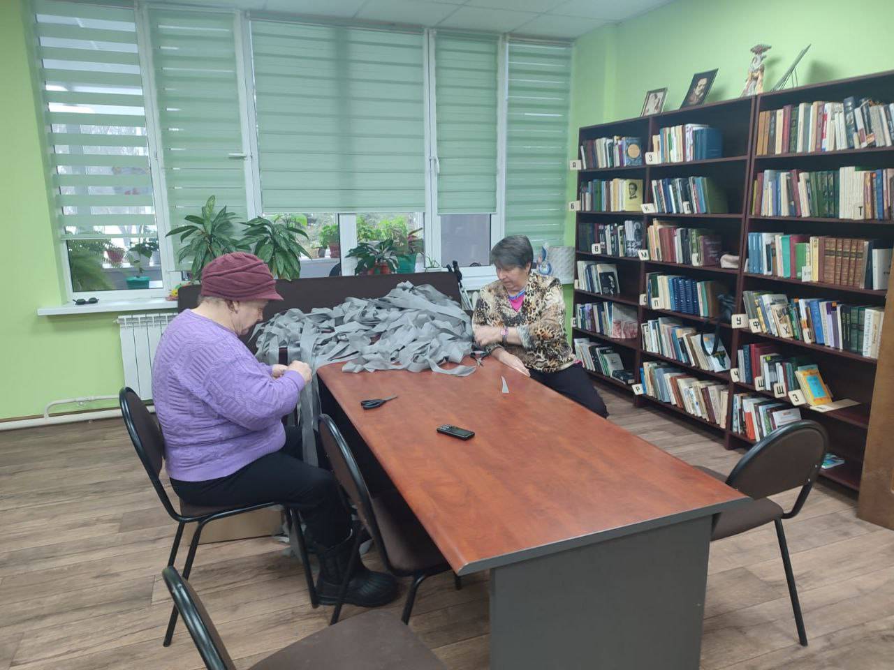 Мастер-класс по плетению маскировочных сетей прошел в библиотеке ДК «Юбилейный» Роговского